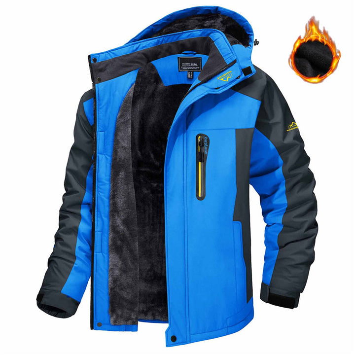 Mann i parkas med fleecefôret hette