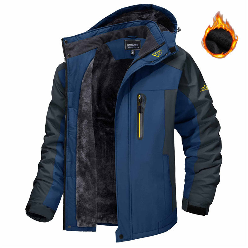 Mann i parkas med fleecefôret hette
