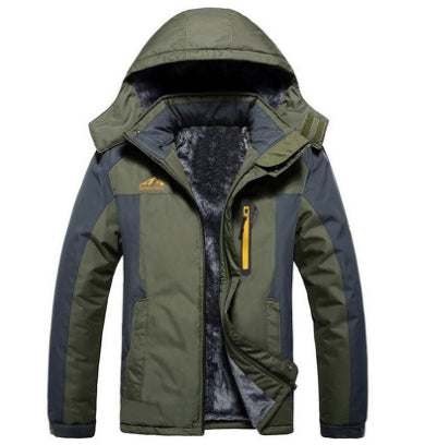 Mann i parkas med fleecefôret hette