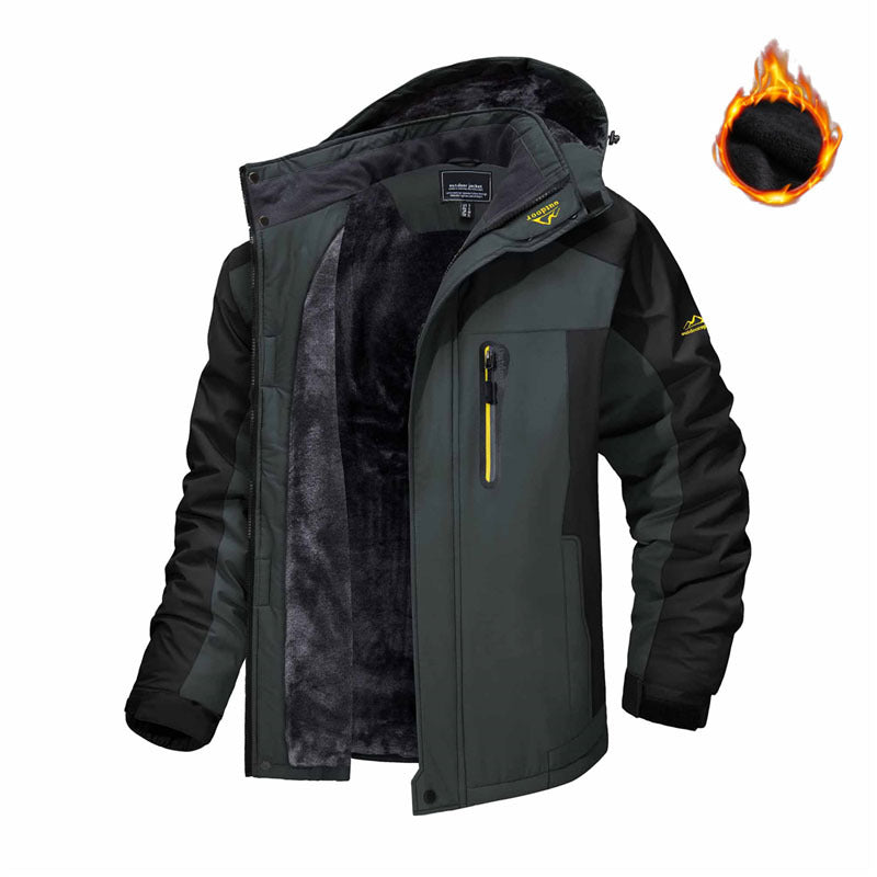 Mann i parkas med fleecefôret hette