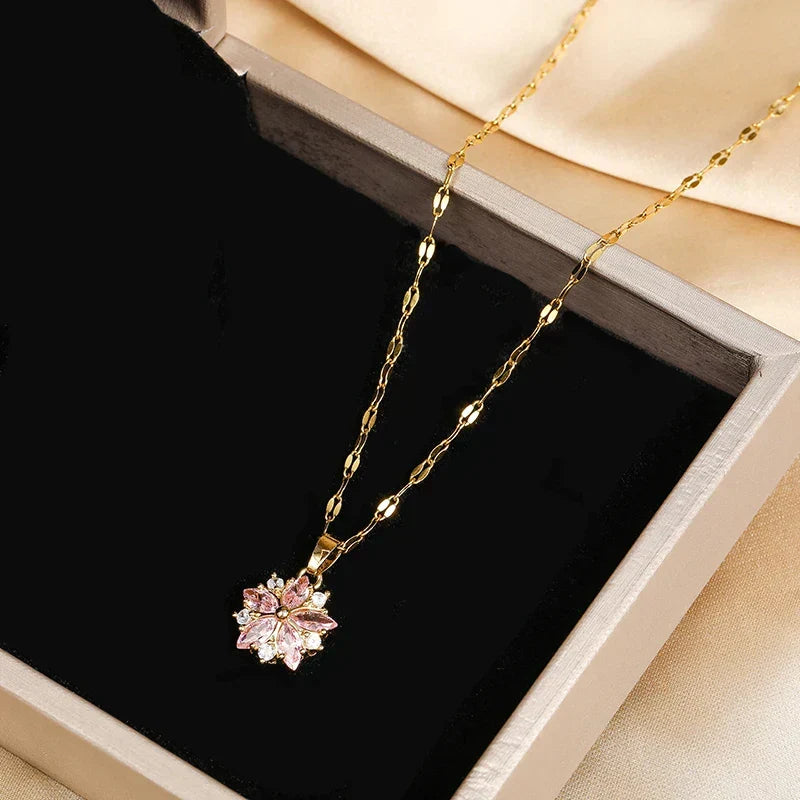 Sandra | Elegant Sakura Rose Halskjede