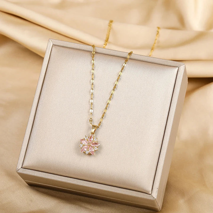 Sandra | Elegant Sakura Rose Halskjede