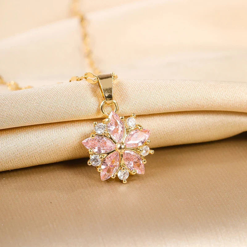 Sandra | Elegant Sakura Rose Halskjede