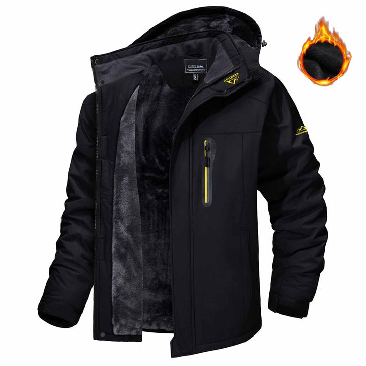 Mann i parkas med fleecefôret hette