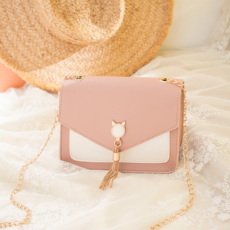 Liten crossbody-veske med kattelås i rosa
